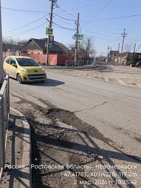 На улице Сарматской сохраняются ямы на дороге после окончания февраля