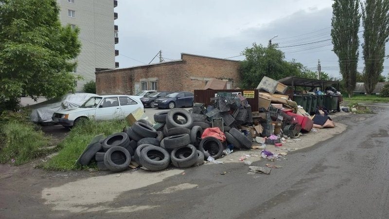 На улице Визирова, 13 обнаружили стихийную свалку, информацию передали в инспекцию