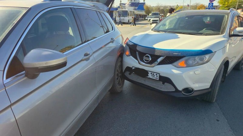 В Новочеркасске Nissan врезался в Volkswagen, остановившийся перед пешеходным переходом