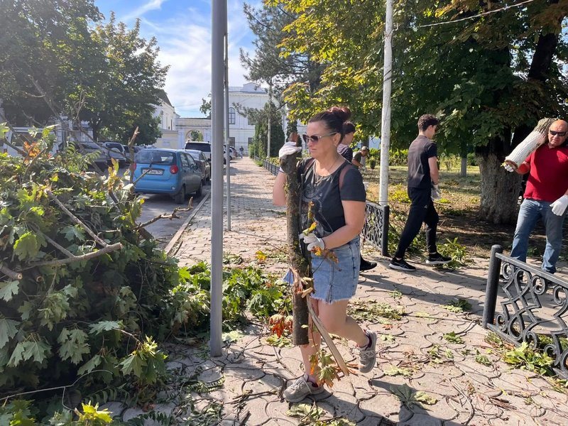 В Новочеркасске продолжают ликвидировать последствия урагана на общественных территориях