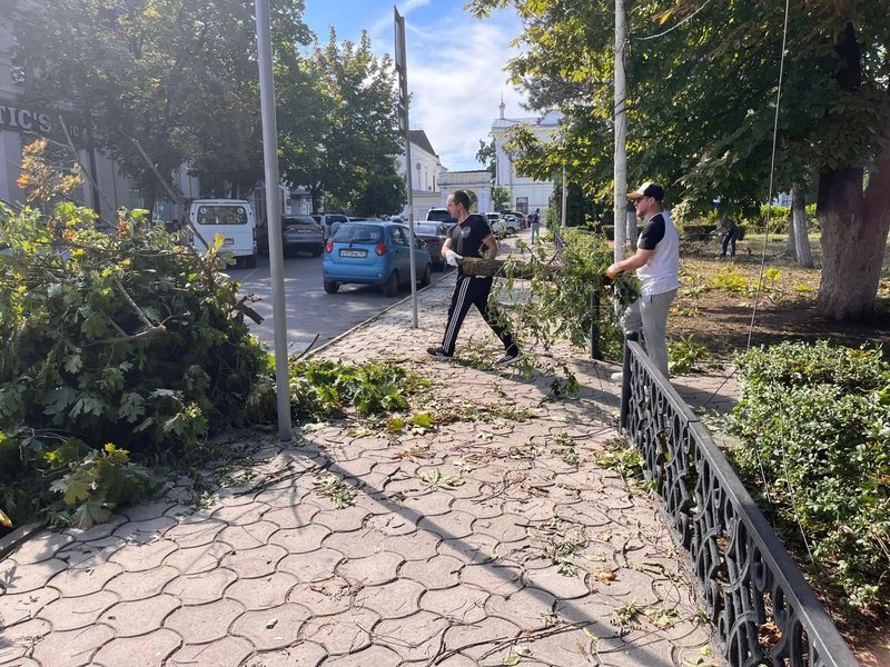 В Новочеркасске продолжают ликвидировать последствия урагана на общественных территориях