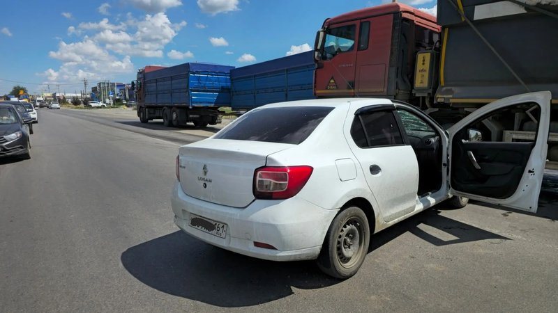 На въезде в Новочеркасск Renault выехал на встречную полосу и столкнулся с грузовиком