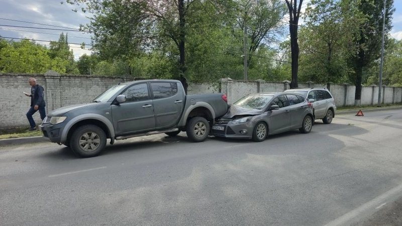На улице Машиностроителей в Новочеркасске Toyota врезалась в Ford Focus и подтолкнула его под пикап