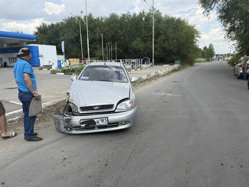 На Харьковском шоссе BMW и Lifan столкнулись при повороте, пострадала пассажирка