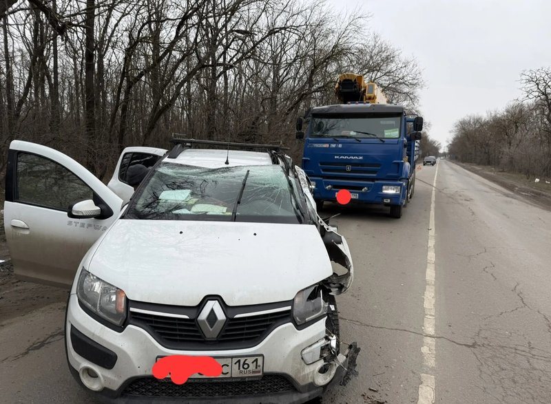 На Багаевском шоссе автомобиль Рено догнал грузовик КАМАЗ