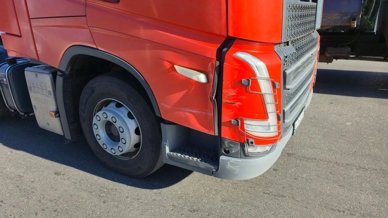 Грузовик Volvo и Kia столкнулись на площади Юбилейной в Новочеркасске