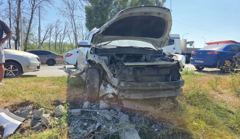 На выезде из Новочеркасска в сторону Ростова столкнулись Hyundai и Kia
