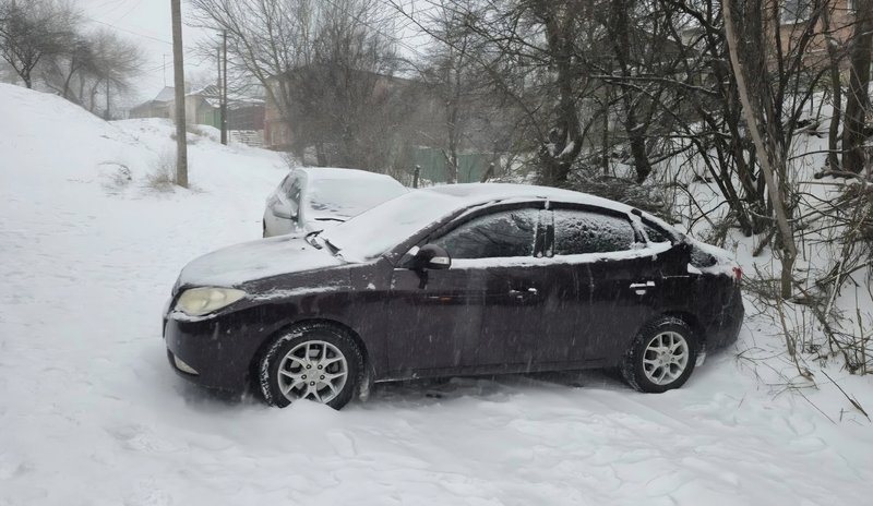 На подъёме у дома 119 по Красноармейской Toyota докатилась до застрявшего Hyundai