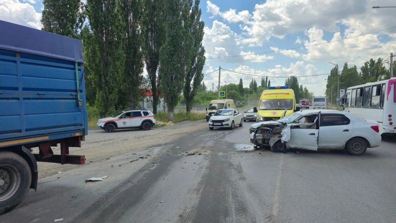 На въезде в Новочеркасск Renault выехал на встречную полосу и столкнулся с грузовиком