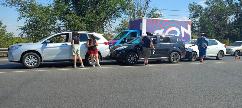 На спуске Герцена в Новочеркасске после ДТП образовалась серьёзная пробка