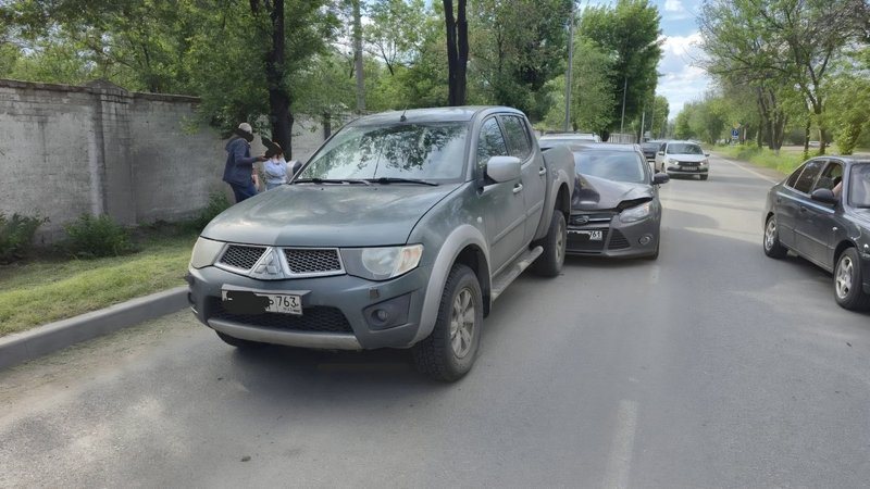 На улице Машиностроителей в Новочеркасске Toyota врезалась в Ford Focus и подтолкнула его под пикап