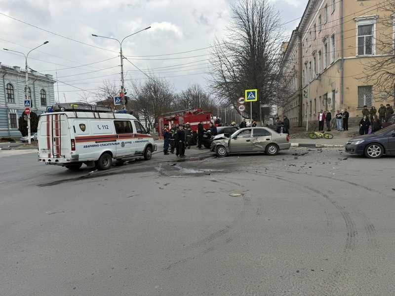 В центре Новочеркасска на Платовском столкнулись автомобили, трое пострадавших