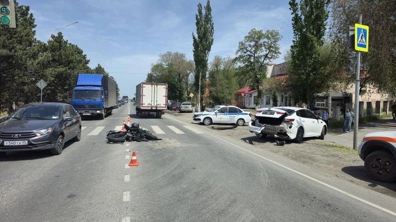 В Персиановском мотоцикл столкнулся с Kia, мотоциклист госпитализирован