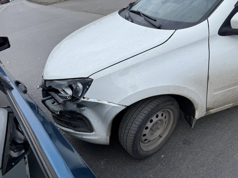 На Харьковском шоссе в Новочеркасске столкнулись LADA Granta и ВАЗ-2108