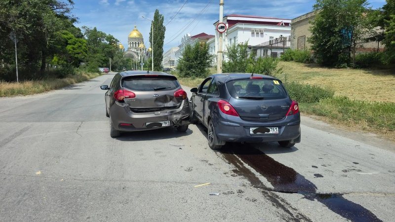 На перекрёстке улиц Ермака и Александровской произошло ДТП с участием Киа и Опеля