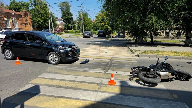 Военнослужащий на мотоцикле пострадал в ДТП на улице Пушкинской в Новочеркасске