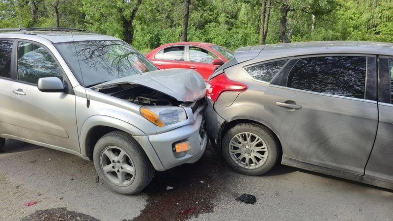 На улице Машиностроителей в Новочеркасске Toyota врезалась в Ford Focus и подтолкнула его под пикап