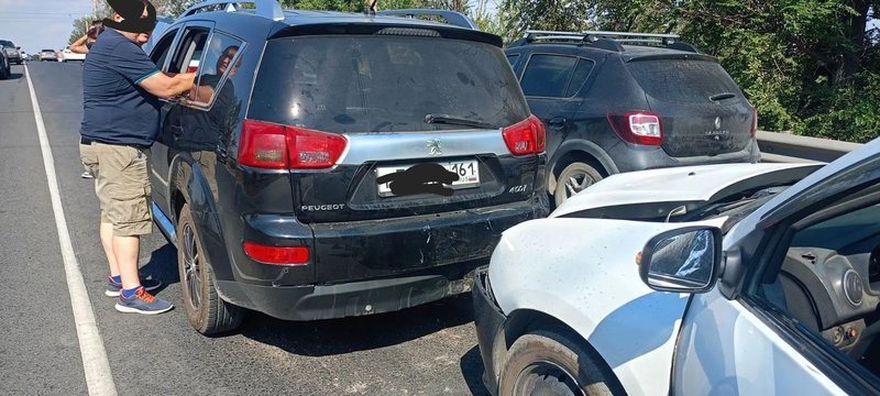 На спуске Герцена в Новочеркасске после ДТП образовалась серьёзная пробка