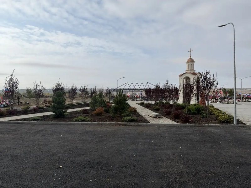 Родственники погибших на СВО поблагодарили участников благоустройства Аллеи Славы в Новочеркасске