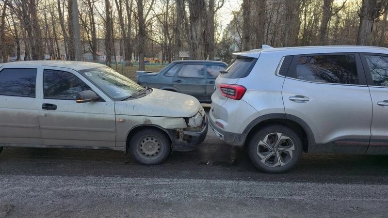 В Новочеркасске начались аварии на скользких дорогах, на Привокзальной ВАЗ-2112 догнал Chery