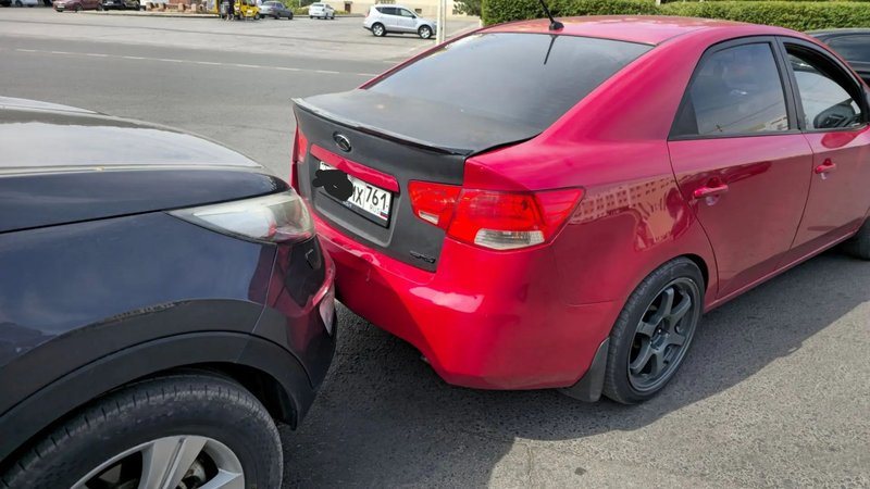 На площади Ермака при выезде со спуска Красного столкнулись два автомобиля Kia