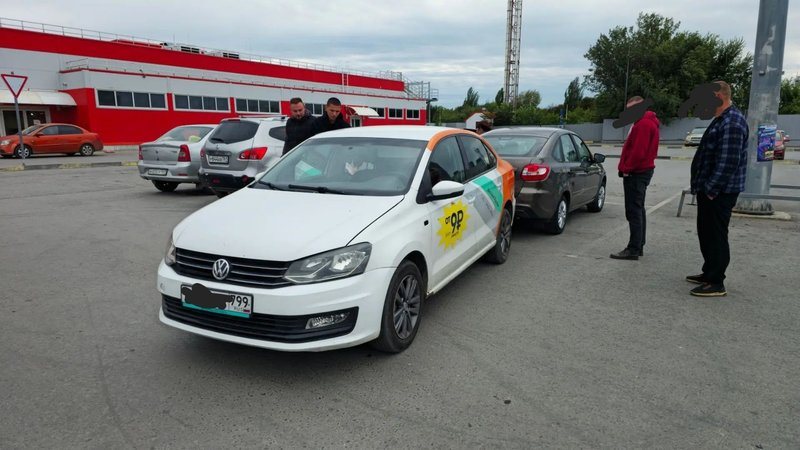 На парковке на улице Мацоты, 58 при движении задним ходом столкнулись Volkswagen и Lada Granta