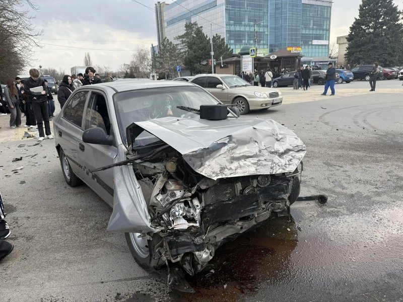 В центре Новочеркасска на Платовском столкнулись автомобили, трое пострадавших