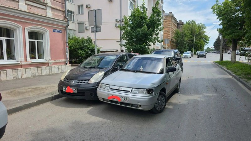 У дома №42 на улице Атаманской столкнулись ВАЗ-2110 и «Нива»