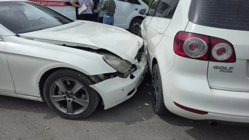 На Первомайской и Бакунина Mercedes не уступил дорогу Volkswagen, водителю хэтчбека понадобилась помощь медиков