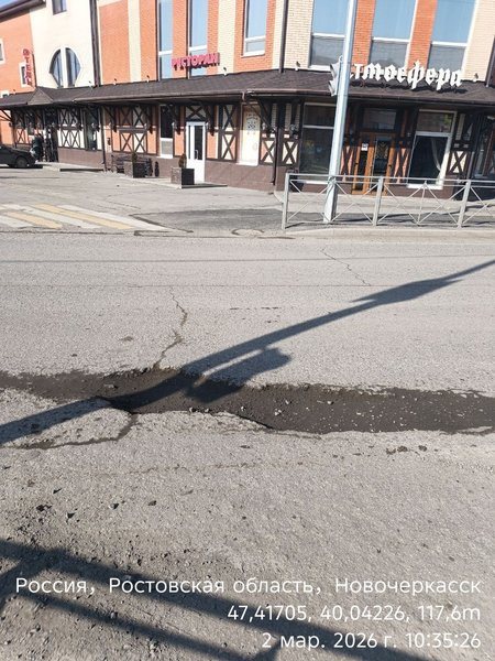 На улице Сарматской сохраняются ямы на дороге после окончания февраля