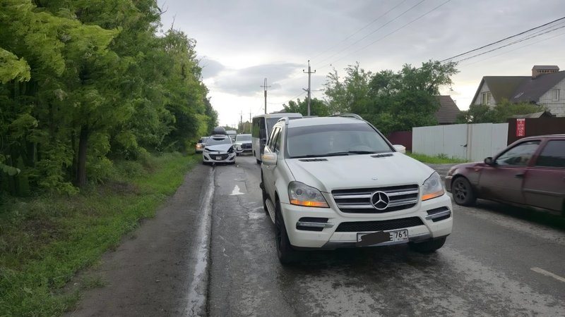 Водитель «Мазды» отвлёкся на Сарматской и врезался в «Мерседес»