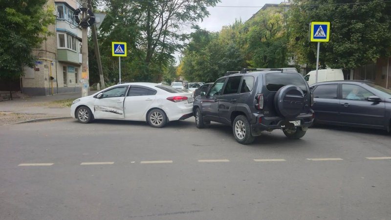 На перекрёстке улиц Ларина и Народная в Новочеркасске столкнулись Lada Niva и Kia Rio