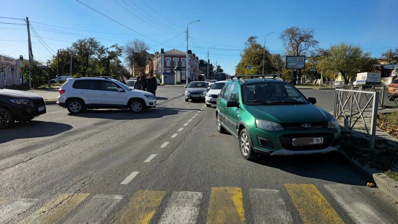 В Новочеркасске на перекрёстке Баклановского, Пушкинской и Энгельса столкнулись Lada и Volkswagen