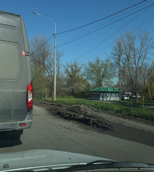 Жители сообщают о крупной яме на улице Макаренко в Новочеркасске