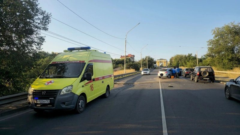 Водитель Opel на спуске Герцена в Новочеркасске врезался в отбойник и скрылся с места