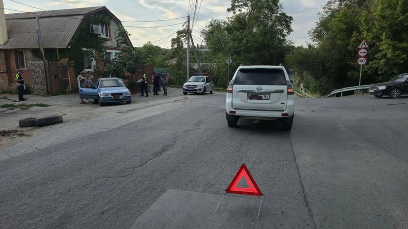 Столкновение Nexia и Toyota на углу Михайловской и Комитетской: нарушен знак «Уступите дорогу»