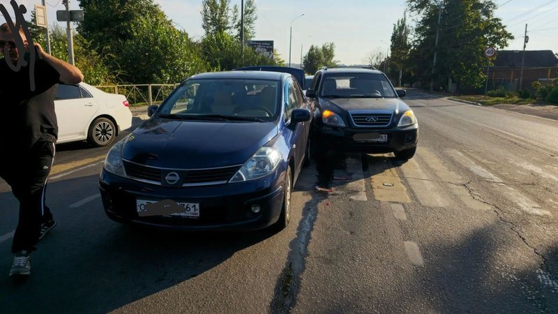 На улице Гагарина в Новочеркасске столкнулись автомобили Nissan и Chery