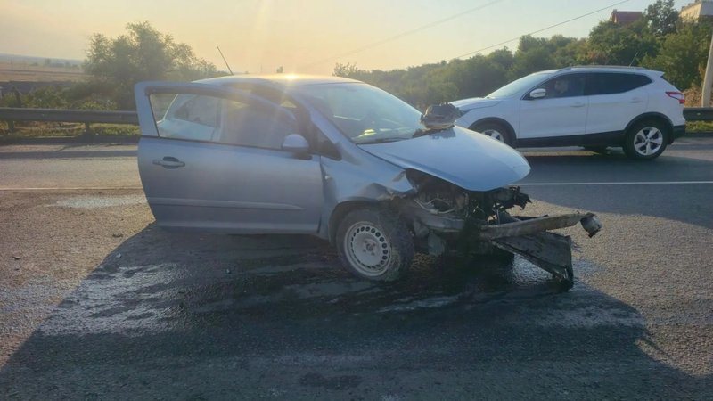 Водитель Opel на спуске Герцена в Новочеркасске врезался в отбойник и скрылся с места