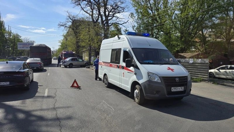 На Будённовской гоночный автомобиль врезался в опору ЛЭП, пилот и штурман получили медпомощь
