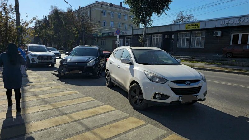 На улице Машиностроителей Porsche врезался в Hyundai
