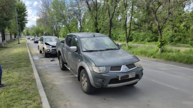 На улице Машиностроителей в Новочеркасске Toyota врезалась в Ford Focus и подтолкнула его под пикап