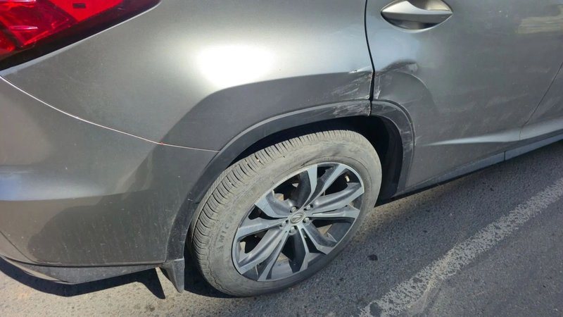 Водительница Лады Весты не заметила Лексус при выезде с парковки