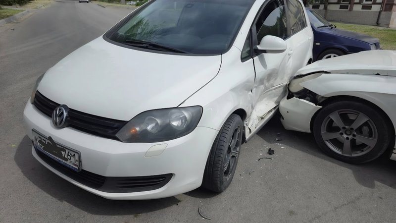 На Первомайской и Бакунина Mercedes не уступил дорогу Volkswagen, водителю хэтчбека понадобилась помощь медиков
