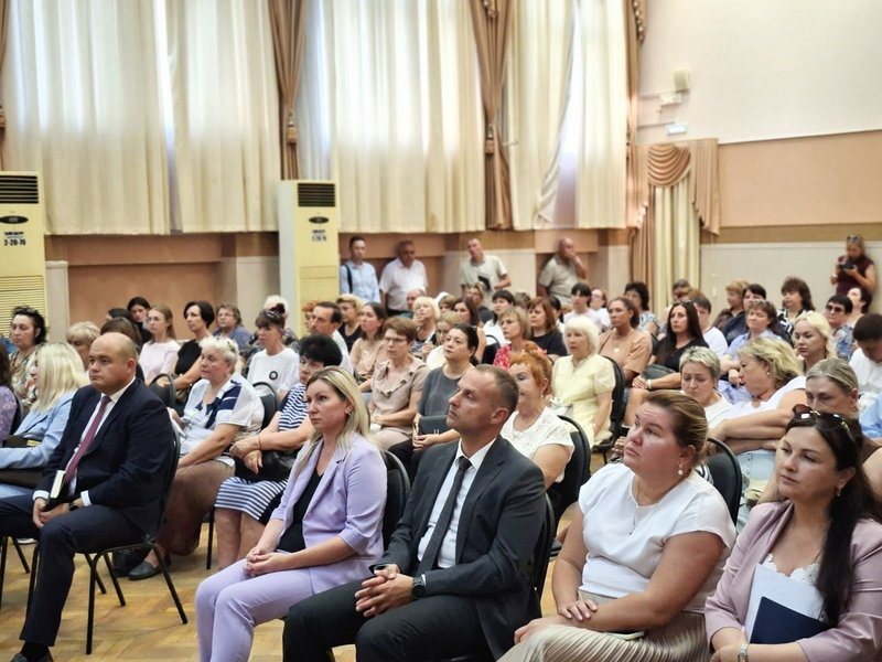 Павел Исаков провёл встречу с жителями Соцгорода и поручил заняться их вопросами
