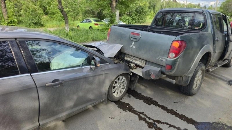 На улице Машиностроителей в Новочеркасске Toyota врезалась в Ford Focus и подтолкнула его под пикап