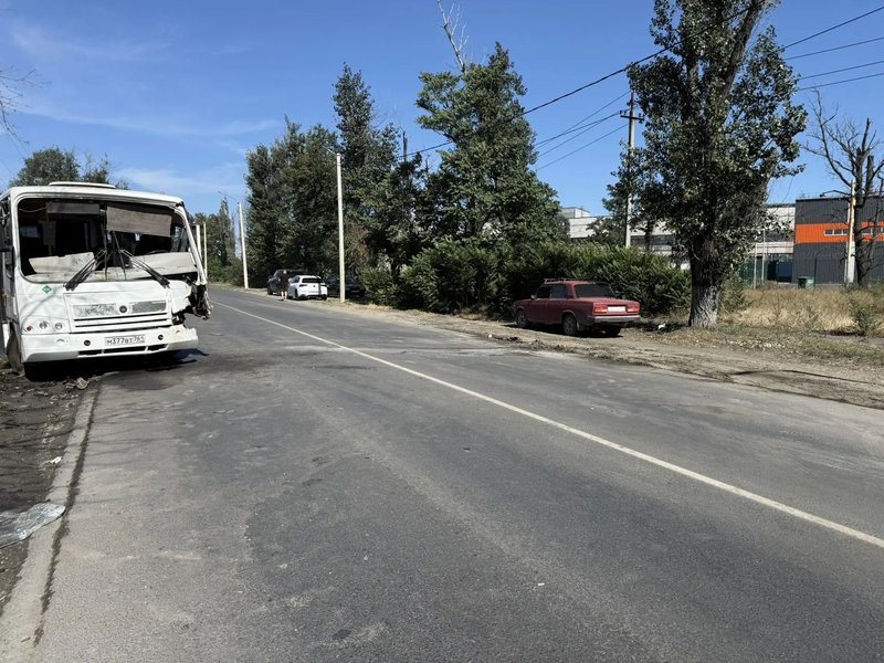 На Трамвайной у дома №71 автобус и Lexus столкнулись, пострадали водитель и пассажиры