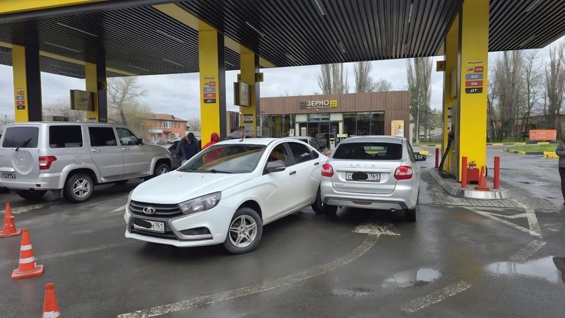На заправке «Роснефть» на Харьковском шоссе водитель Lada Vesta пытался заправиться задним ходом