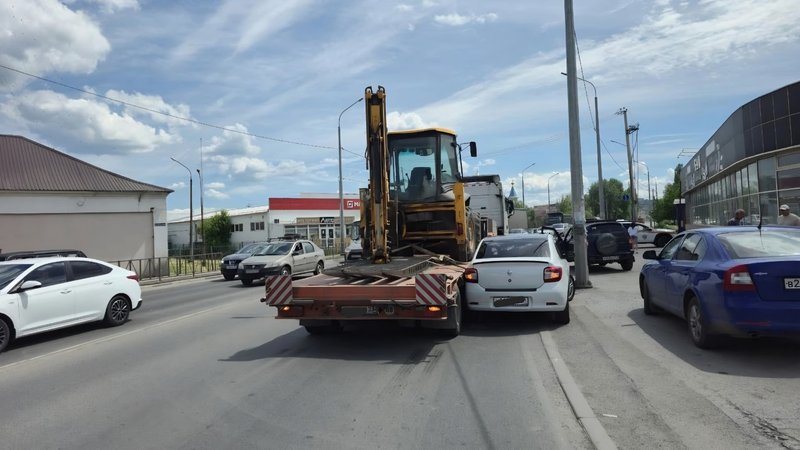 На Хотунке в районе Бума водитель Ситрака притёр Рено