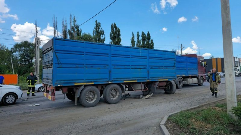 На въезде в Новочеркасск Renault выехал на встречную полосу и столкнулся с грузовиком