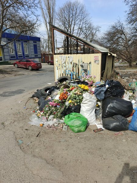 Жители дома по адресу Ленгника, 4, просят принять меры к продавцам цветов у контейнеров
